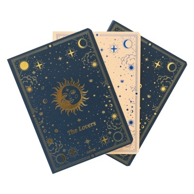 Três cartas de tarot com design celestial azul, bege e dourado