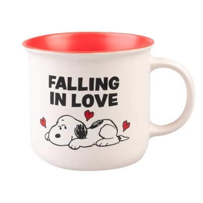 Caneca branca com interior vermelho e desenho do Snoopy e texto