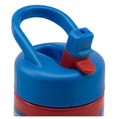 Garrafa de bebida em plástico azul e vermelho com tampa e bico de beber.
