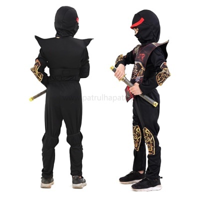 Criança com fato de ninja preto e detalhes dourados e vermelhos a segurar katana