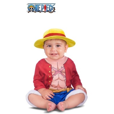 Bebé com fantasia de personagem One Piece, chapéu amarelo, casaco vermelho e calções azuis.