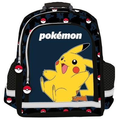Mochila preta com padrão de Pokébolas e imagem de Pikachu