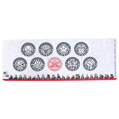 Tapete branco com símbolos de jogos em preto e personagens coloridos na base.