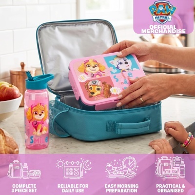 Lancha térmica azul com recipiente e garrafa decorados com Paw Patrol numa cozinha
