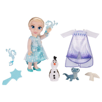 Conjunto de brinquedos com boneca e acessórios em fundo branco