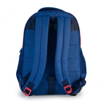 Mochila azul com alças almofadadas e fivelas vermelhas