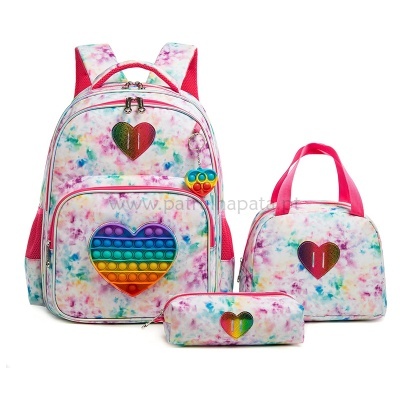 Mochila, lancheira e estojo coloridos com corações pop it e detalhes cor-de-rosa