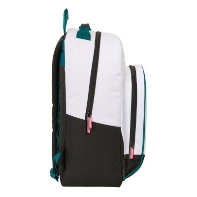 Mochila branca e preta com detalhes verdes e puxadores vermelhos com texto