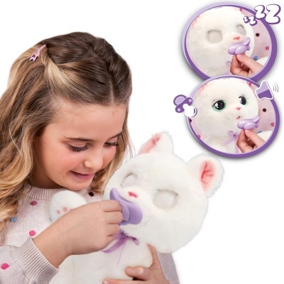 Criança a dar biberão a peluche branco com orelhas e laço lilás