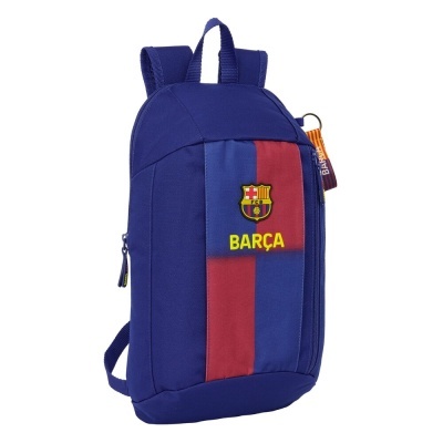 Mochila pequena azul e vermelha com logotipo do FCB e texto BARÇA.
