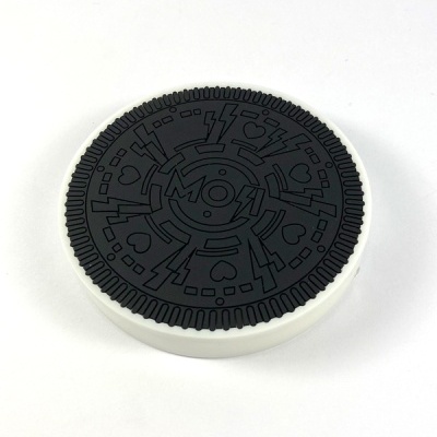 Produto circular com padrão decorativo preto e branco parecido com um biscoito Oreo