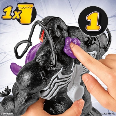 Figura de acção do Venom da Marvel em plástico preto, roxo, branco e vermelho com mãos a pressionar no peito.
