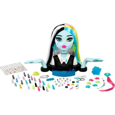 Boneca busto azul com cabelo colorido e acessórios para unhas sobre fundo branco