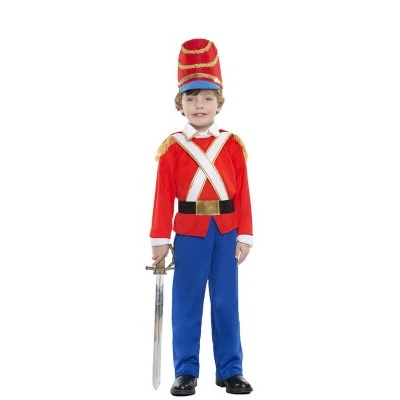Criança com fantasia de soldado vermelha e azul, segurando espada