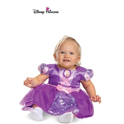 Bebé a usar vestido roxo Disney Princess sentada sobre fundo branco