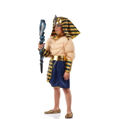 Criança com fantasia de faraó egípcio, túnica azul e dourado, segurando cajado azul