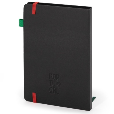 Caderno preto com texto Portugal em relevo e elásticos vermelhos e verdes