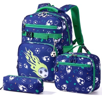 Conjunto de mochila, saco de almoço e estojo azul com padrão de bolas de futebol e detalhes verdes