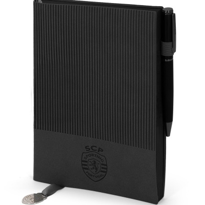 Caderno preto com logotipo SCP Sporting Portugal e caneta na lateral