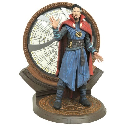 Figura de ação do Dr. Strange com traje azul e capa vermelha em base decorada