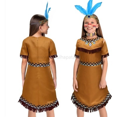 Vestido infantil castanho com franjas e padrão geométrico, faixa com penas azuis