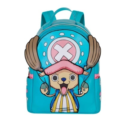 Mochila azul turquesa com personagem de desenho animado e capacete azul claro com X branco