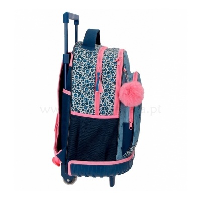 mala de rodas azul e rosa com padrão floral e pompom rosa