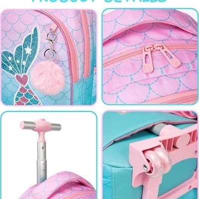 Mochila rosa e azul com chaveiro, carrinho e fechos cor-de-rosa