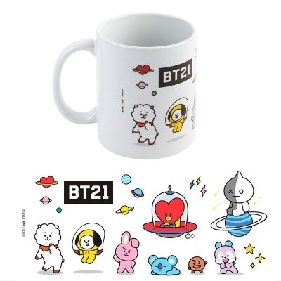 Caneca branca com personagens BT21 coloridos e texto BT21