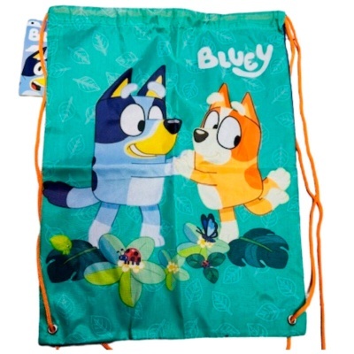 Saco de tecido verde com personagens Bluey e texto 'BLUEY'