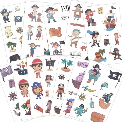 Folhas com autocolantes de piratas, navios, mapas, e símbolos de tesouro em estilo infantil