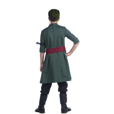 Pessoa vestindo casaco verde comprido com faixa vermelha e botas pretas vista de costas