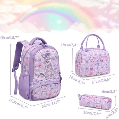 Conjunto escolar lilás com padrão de gatos e estrelas, inclui mochila, bolsa e estojo com medidas indicadas