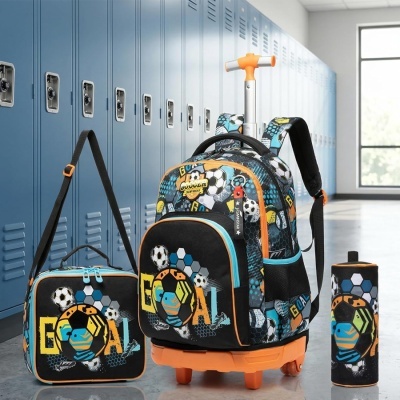 Mochila de carrinho, lancheira e estojo com padrão de futebol em corredor escolar.
