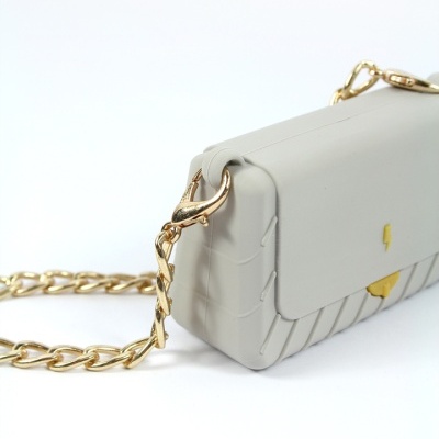 Mala pequena cinza claro com corrente dourada e fecho dourado