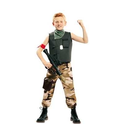 Menino fantasiado com colete preto, calças camufladas, botas pretas e réplica de arma