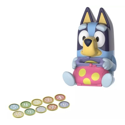 Boneco de personagem azul com bolsa rosa e moedas coloridas numeradas