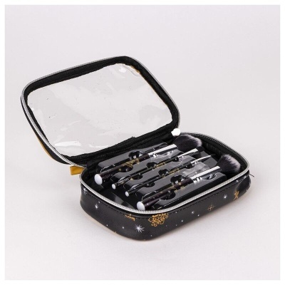 Estojo preto com padrões de estrelas e planetas e pincéis de maquilhagem organizados