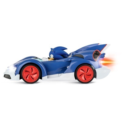 Figura de brinquedo Sonic em carro azul escuro com rodas vermelhas e luzes acesas.