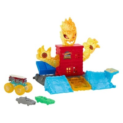 Brinquedo de pista com estrutura e veículos coloridos com tema de fogo