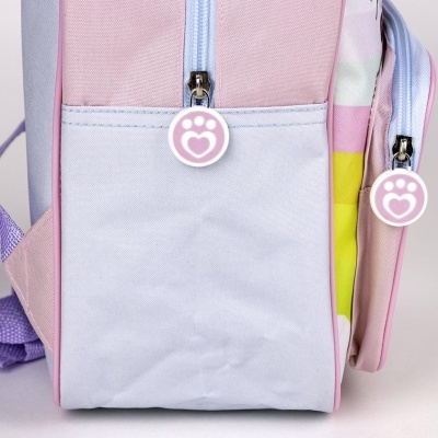 Mochila colorida com bolso lateral e fechos com pendentes em forma de pata