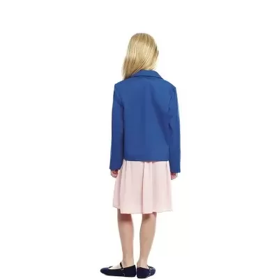 Criança vestindo casaco azul e saia rosa, vista de costas