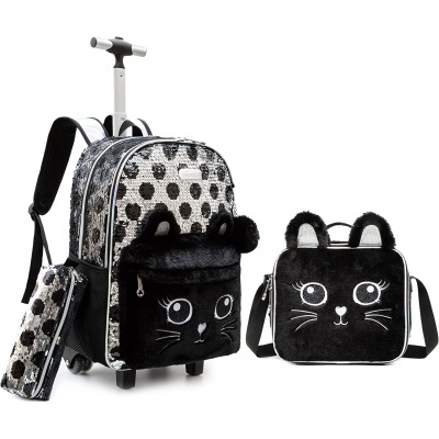 Conjunto de malas infantis com padrão de bolinhas pretas e brancas e desenhos de gato em pelúcia preta
