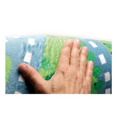 Mão sobre manta felpuda com padrão de estrada azul e verde