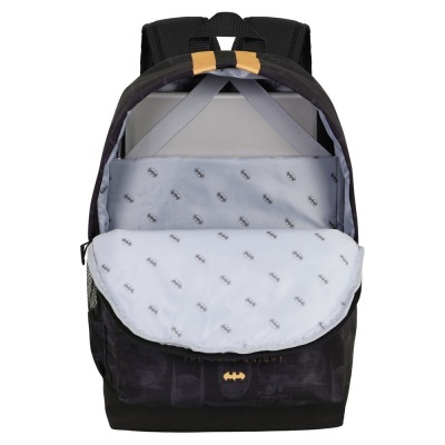 Mochila preta com logo do Batman, aberta mostrando interior cinza e portátil