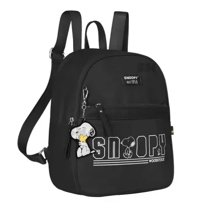 Mochila preta com desenho Snoopy e chaveiro