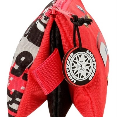 Estojo triangular vermelho, preto e branco com gráfico do Lightning McQueen e etiqueta LIGHTYEAR