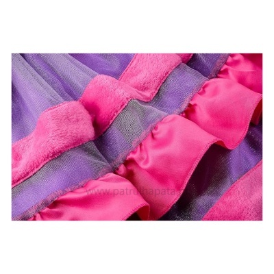 Tecido em rosa e lilás com texturas de cetim, veludo e tule em camadas onduladas