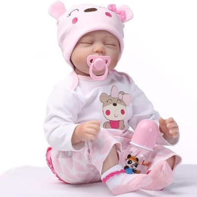 Boneca bebé com roupa branca e rosa, chapéu com orelhas, chupeta rosa e mamadeira com desenho de panda.