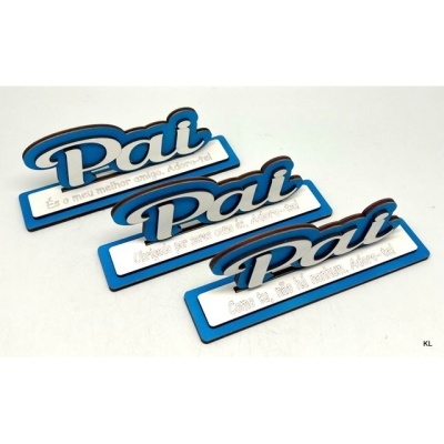 Placas decorativas azuis e brancas com a palavra Pai e frases em português